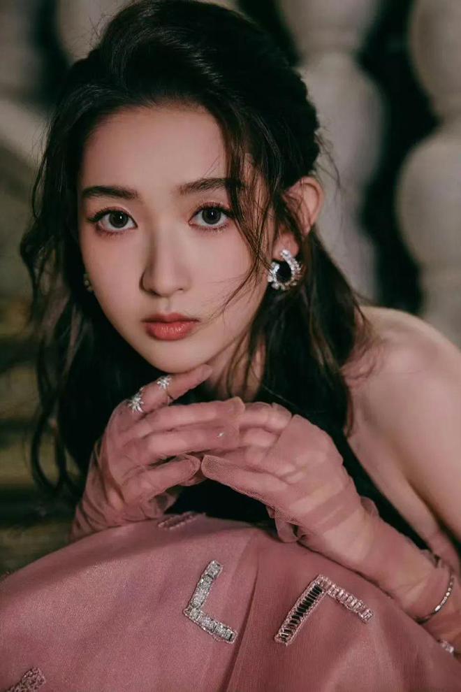 臀肥身材一流低胸迷人曲线又纯又欲AG凯发成为马竞合作王玉雯蜂腰(图4)