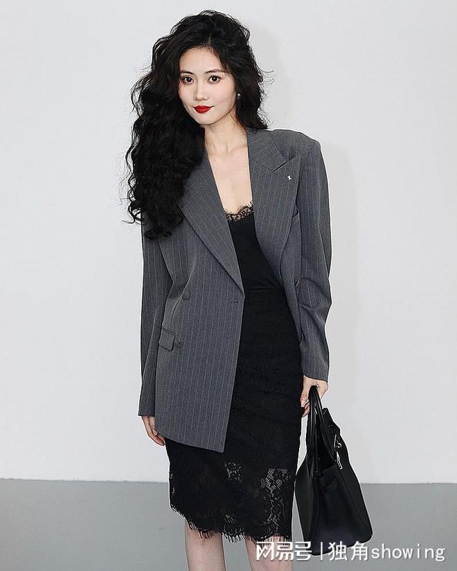 ：职业装新风潮引领时尚潮流k8凯发国际登录西装搭短裙(图3)