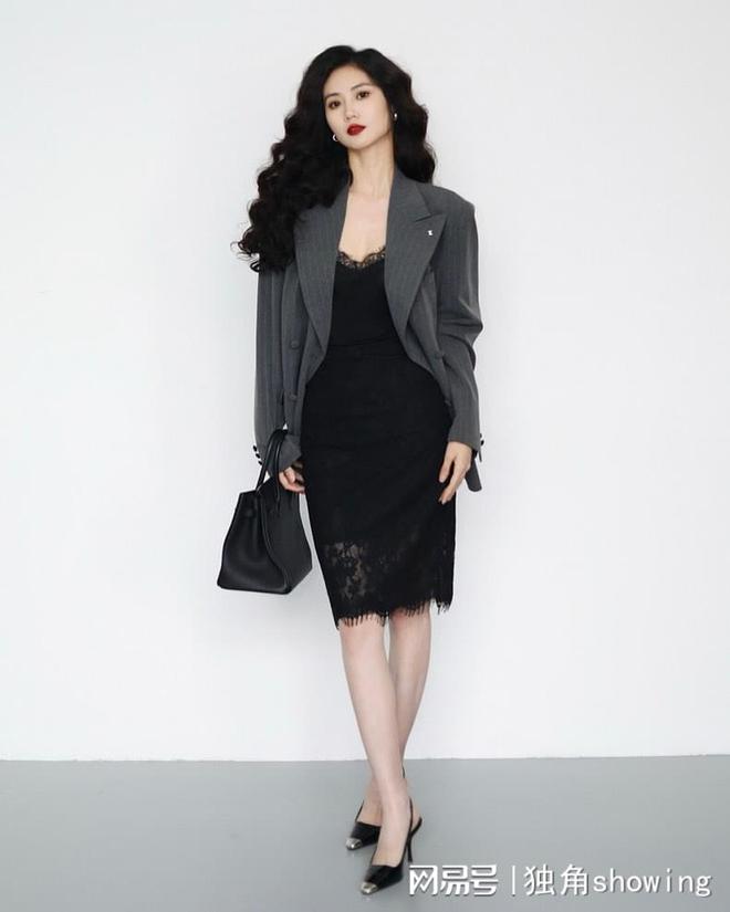 ：职业装新风潮引领时尚潮流k8凯发国际登录西装搭短裙(图4)